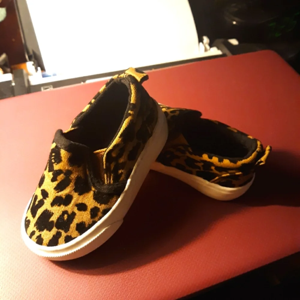 Kid's leopard print shoe